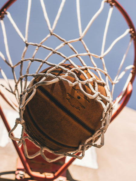 Canasta de basket encestando