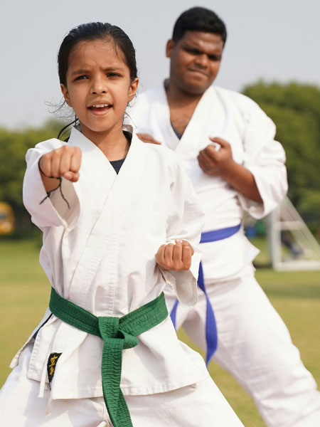 Niños haciendo karate para portal deportivo